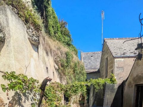 Saint-Étienne-de-Chigny — Charmante maison atypique avec grange