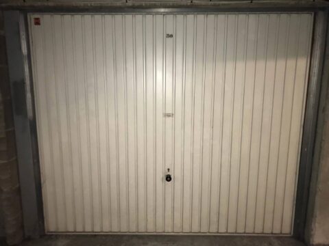 Tours — Garage de 18m² avec cave Centre Ville